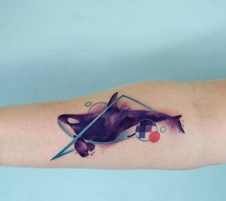 带有几何元素的紫色水彩虎鲸纹身