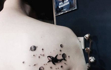 后背上虎鲸纹身和行星的纹身图案缩略频道推荐图