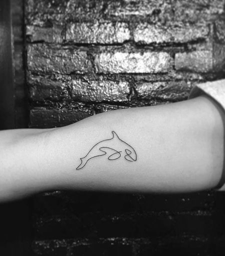 简约型虎鲸线条纹身
