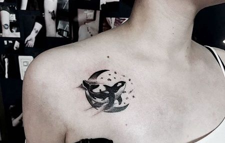 锁骨上黑色的虎鲸和月亮纹身