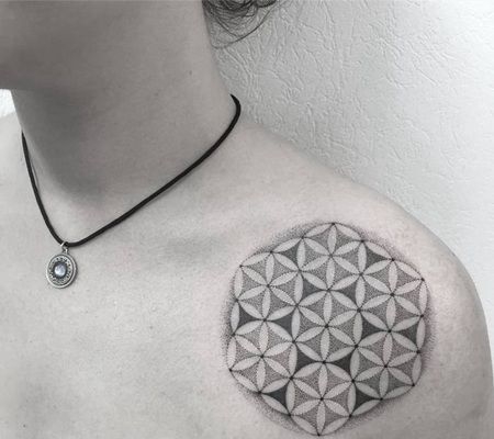 男子前部肩膀漂亮的浅灰色灵花纹身