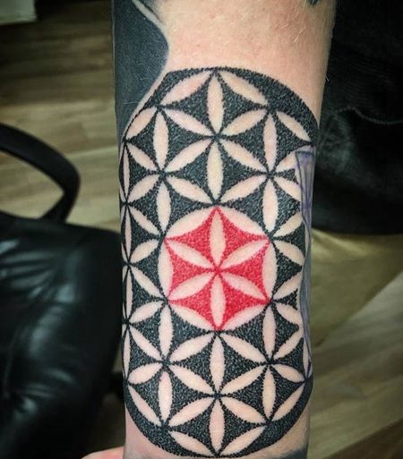 中间红色外形黑色的灵花纹身图片