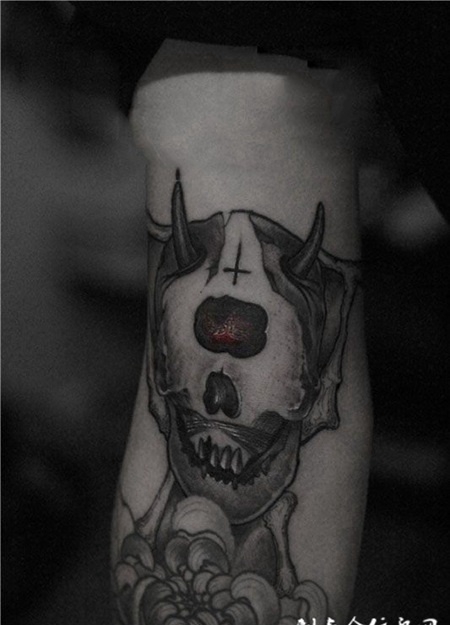 独眼骷髅，眼盲心不盲，手臂纹身