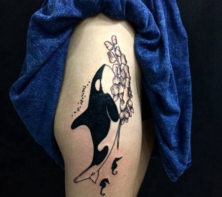 带有花和海马的虎鲸纹身图片