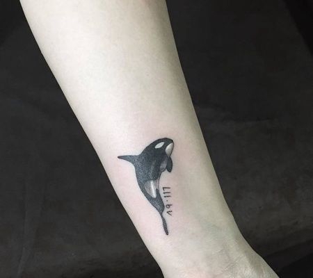 手臂黑色虎鲸和数字纹身图案