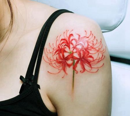 肩膀处鲜红的美丽彼岸花纹身