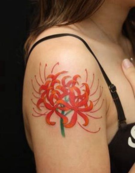 外国美女胳膊外侧漂亮的彼岸花纹身