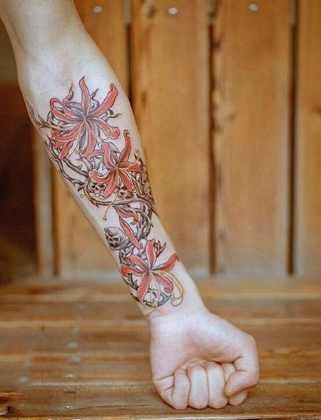 手臂非常漂亮的彼岸花和鼓楼头纹身图案