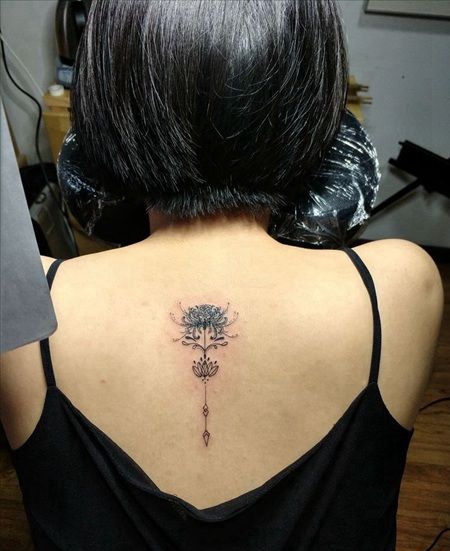 美女脊柱上个性的彼岸花纹身图片