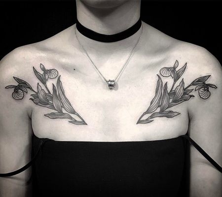 在胸前对称的兰花纹身图片