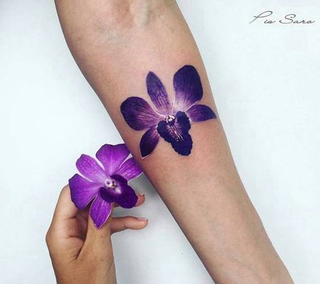 充满活力的紫色兰花纹身和真实兰花对比图
