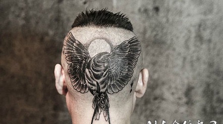 展翅翱翔,头部燕子个性纹身图案