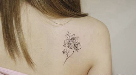 肩胛上有淡淡的兰花纹身