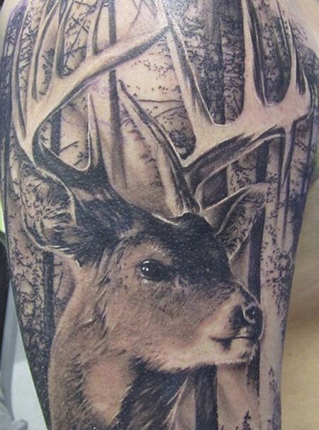 扭着脖子望远方的3D鹿和森林纹身图案