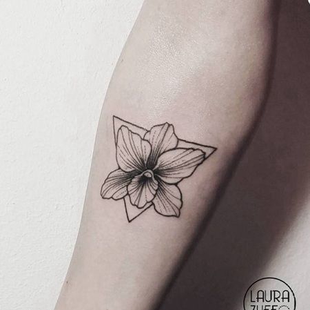 简单的兰花和三角形纹身图案