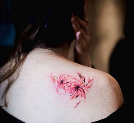 后肩粉红色彼岸花纹身
