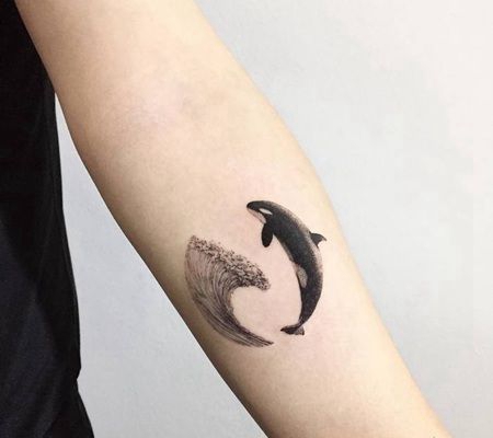 黑色和灰色的虎鲸和波浪纹身