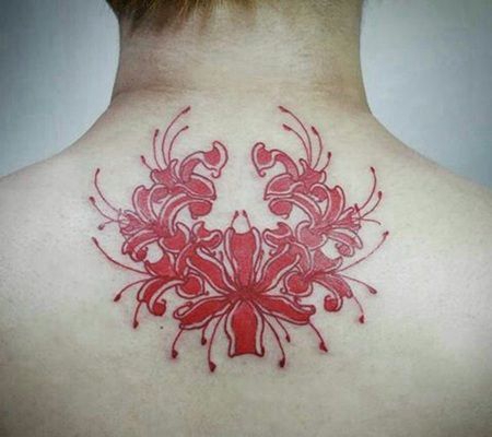 后背颈椎一大朵浅红色彼岸花纹身图片