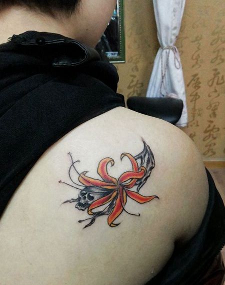 后肩彼岸花朵和骷髅头纹身图片