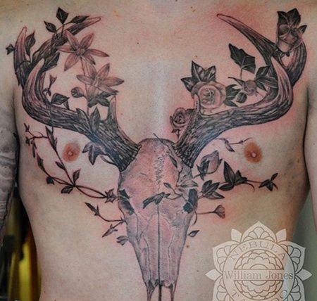 胸口处骷髅鹿头和创意鹿角开花纹身图案
