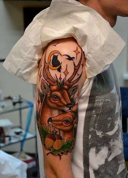 男子胳膊上两只3D的黄色鹿纹身图案