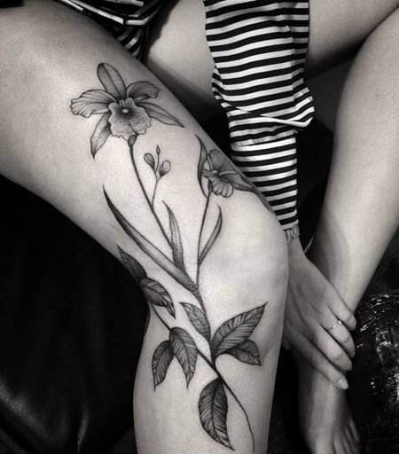 美丽的黑色兰花纹身在腿上