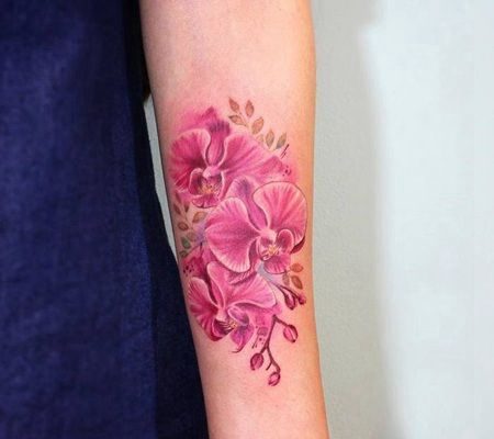 手臂上唯美的三朵粉红色兰花纹身图案