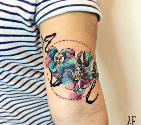 五彩缤纷的兰花纹身在圆圈里面