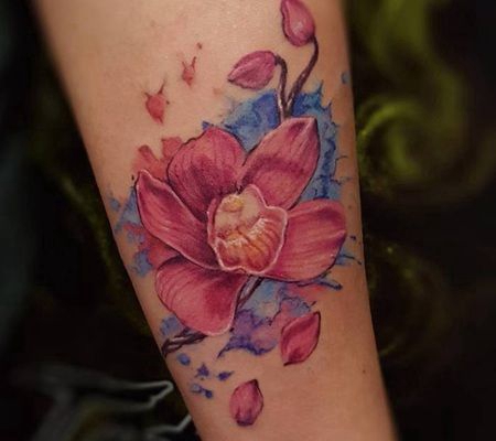 前臂上粉红色兰花花朵纹身图案