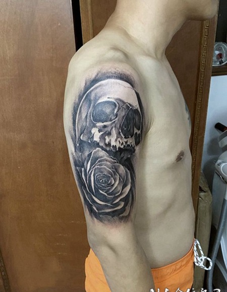 亡灵下的温柔，手臂骷髅玫瑰个性纹身