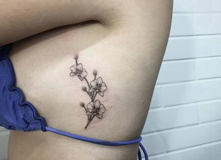 美女肋骨部位精致的兰花花朵纹身图片