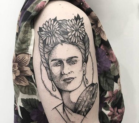 胳膊上带有点刺元素的弗里达纹身图案