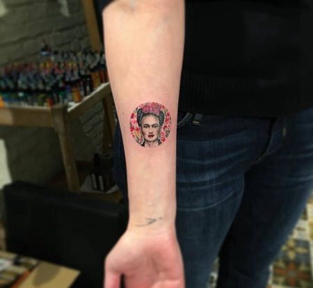 手臂上圆形的弗里达•卡罗纹身图案