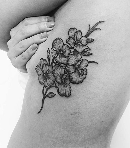 美女肋骨处黑灰色的兰花纹身图案