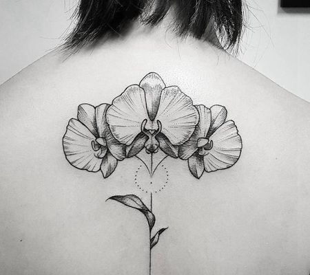 漂亮的黑白色兰花纹身在上背部