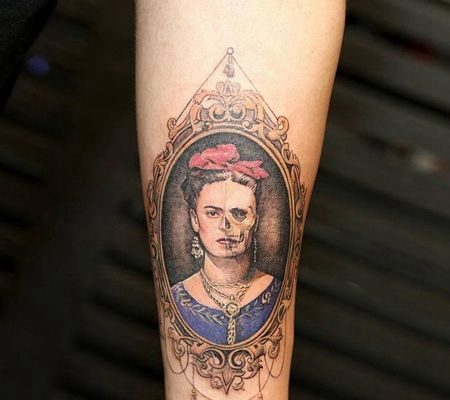 镜子中半面骷髅半面真实的弗里达•卡罗肖像纹身图片