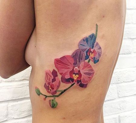肋骨的地方好几朵美丽的彩色兰花纹身图案