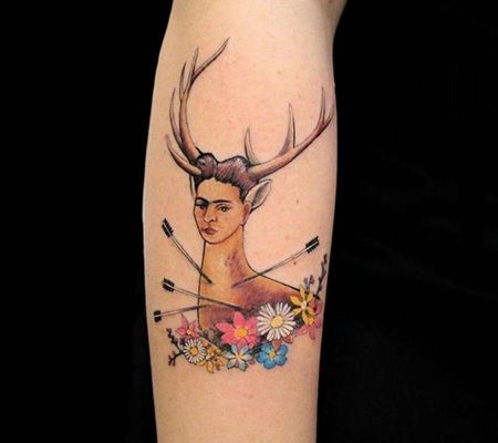 头上长着鹿角的创意弗里达•卡罗纹身图案
