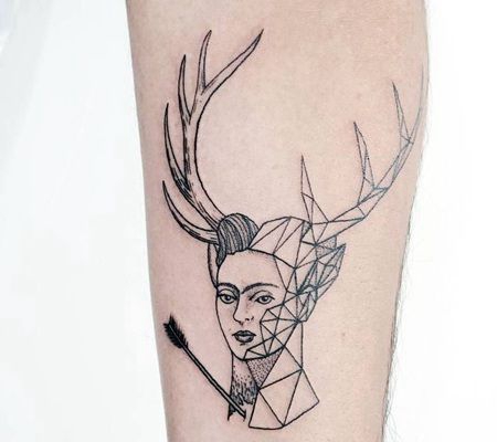一半几何形状一半真实的带有鹿角的创意卡罗肖像纹身图案