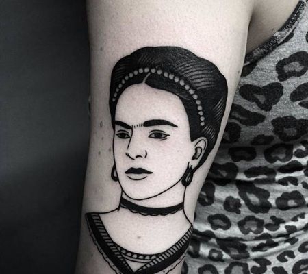 精心打扮后的墨西哥美女弗里达卡罗纹身图案