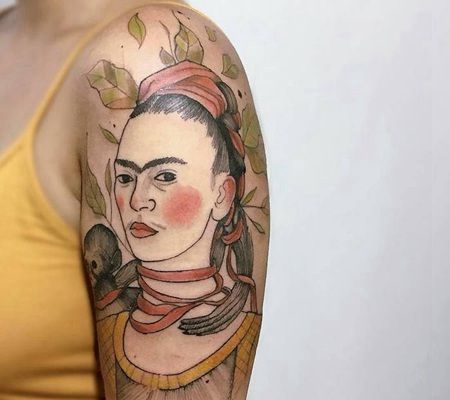 胳膊上腮红脸的弗里达卡罗肖像纹身图案