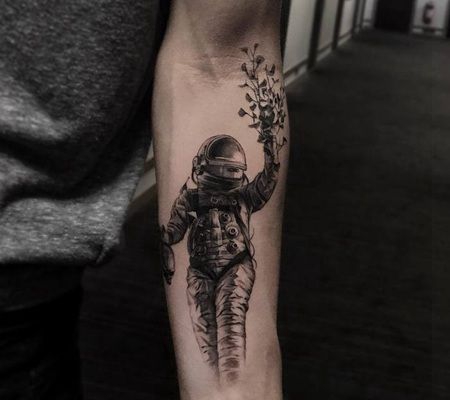 手臂举着树枝的黑色宇航员纹身图片