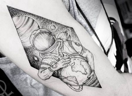 带有几何棱形元素的宇航员抱地球纹身图案