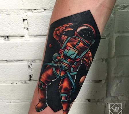 彩色的宇航员纹身在前臂