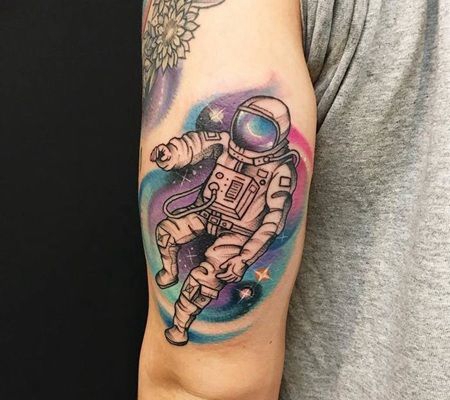色彩斑斓的宇航员纹身设计图案