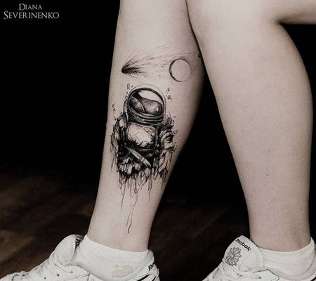 腿部黑色墨水的宇航员纹身图片