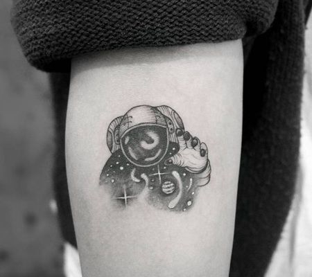 手臂黑色和灰色的伸手宇航员纹身图案
