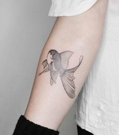 非常漂亮的浅黑色金鱼纹身