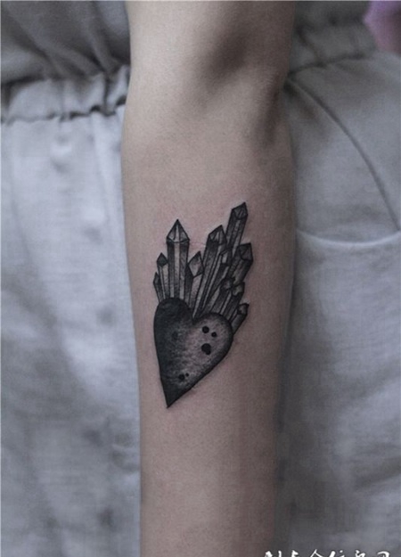 手臂爱心纹身，可遮盖疤痕
