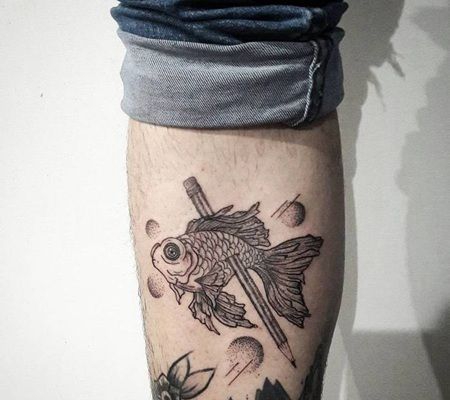 铅笔穿透金鱼的黑色纹身图案